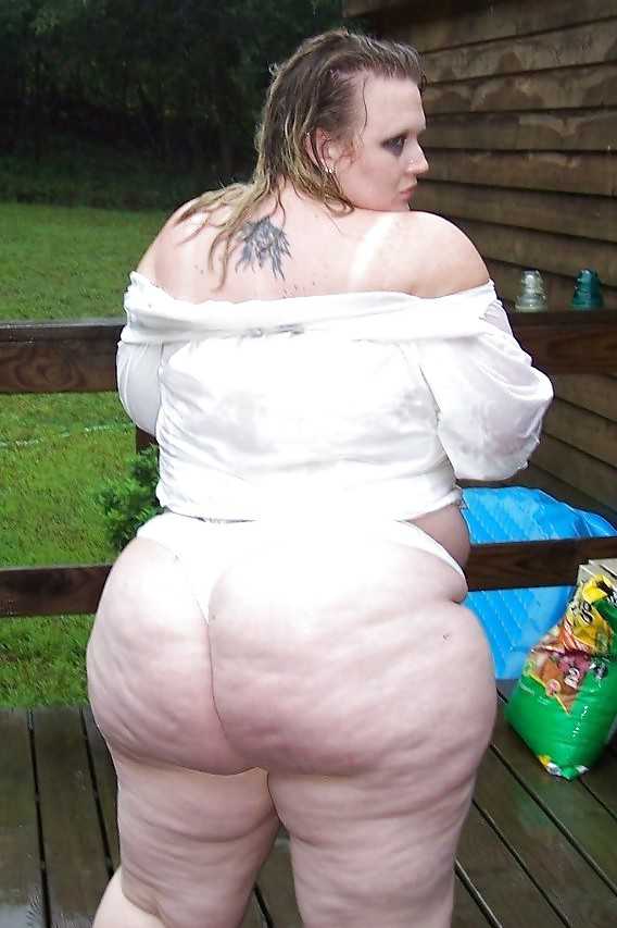 BIG Round & FAT Asses Outdoors! #2
